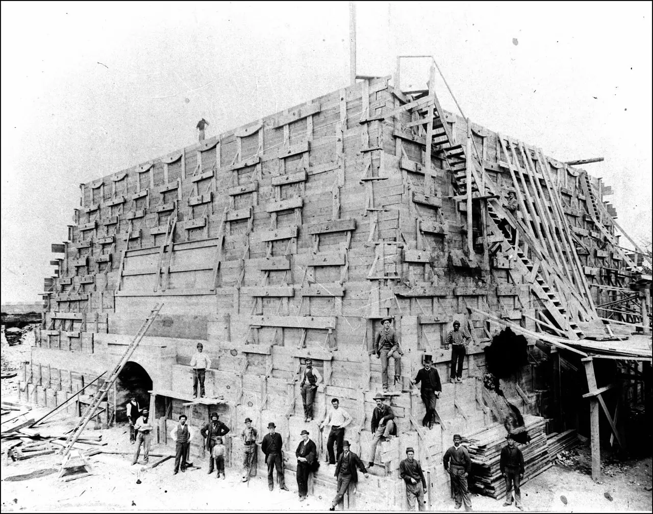 Operários na construção do pedestal da Estátua da Liberdade em 1885